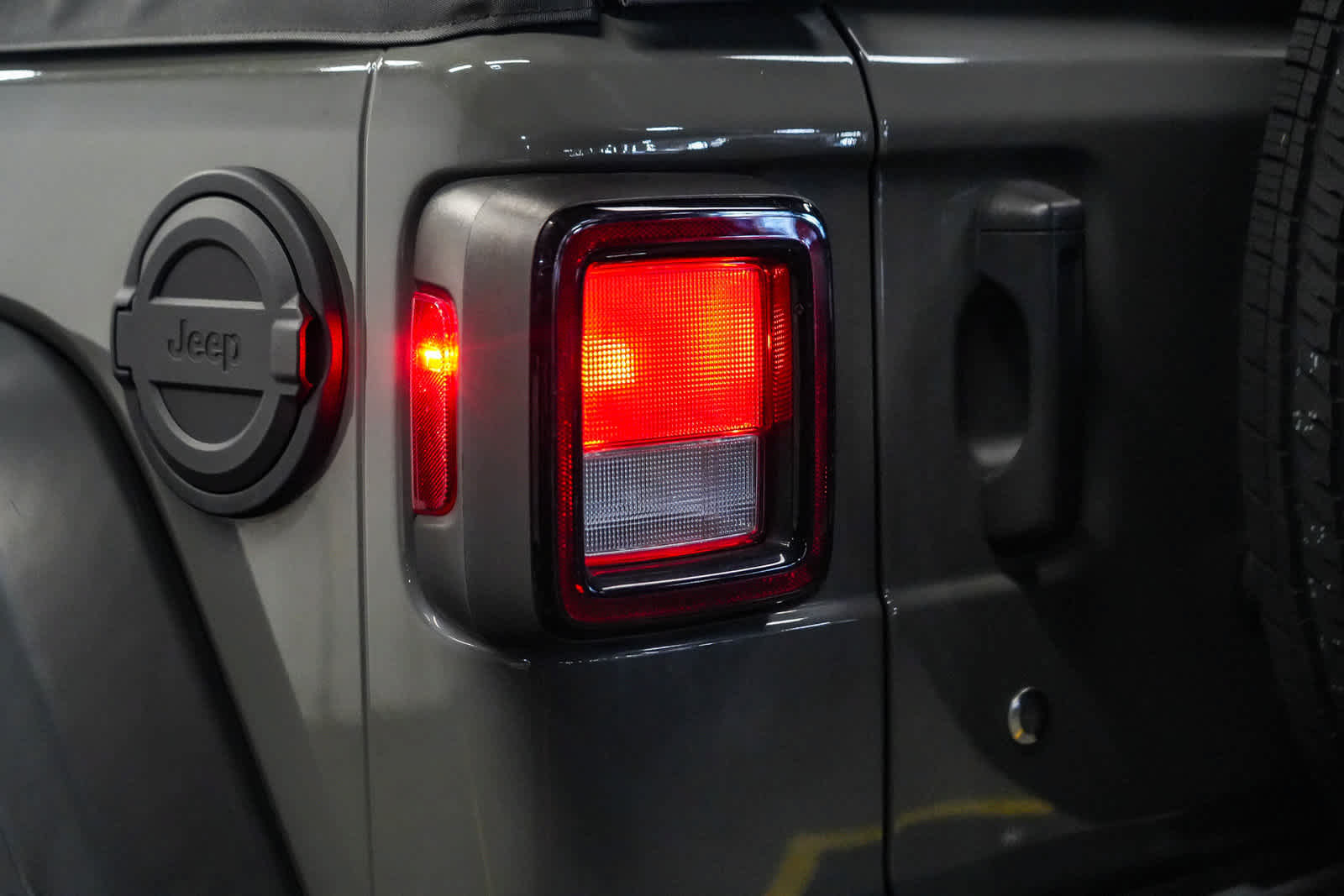 Used 2021 Jeep Wrangler Unlimited Sport AWD/4WD image 9