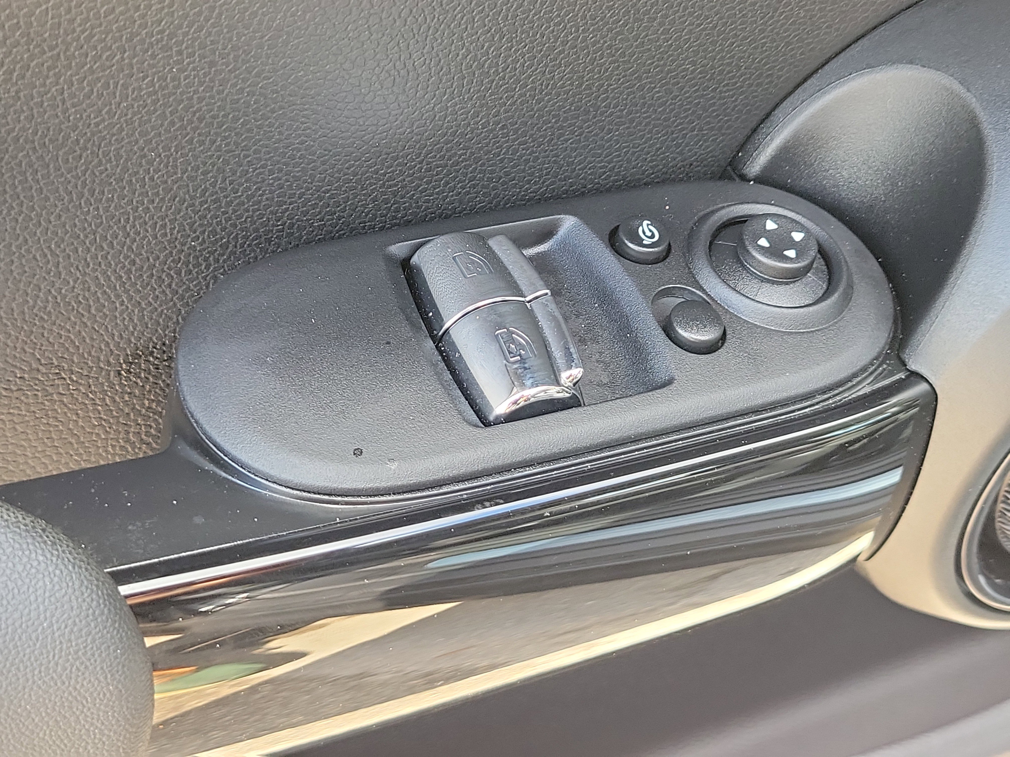 Used 2024 MINI Cooper 2-Door Hardtop image 12