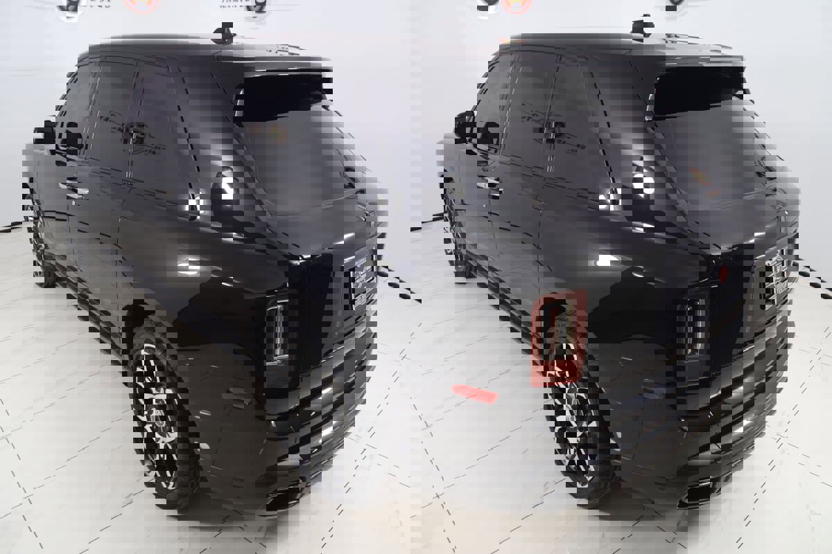 Used 2024 Rolls-Royce Cullinan Black Badge image 40