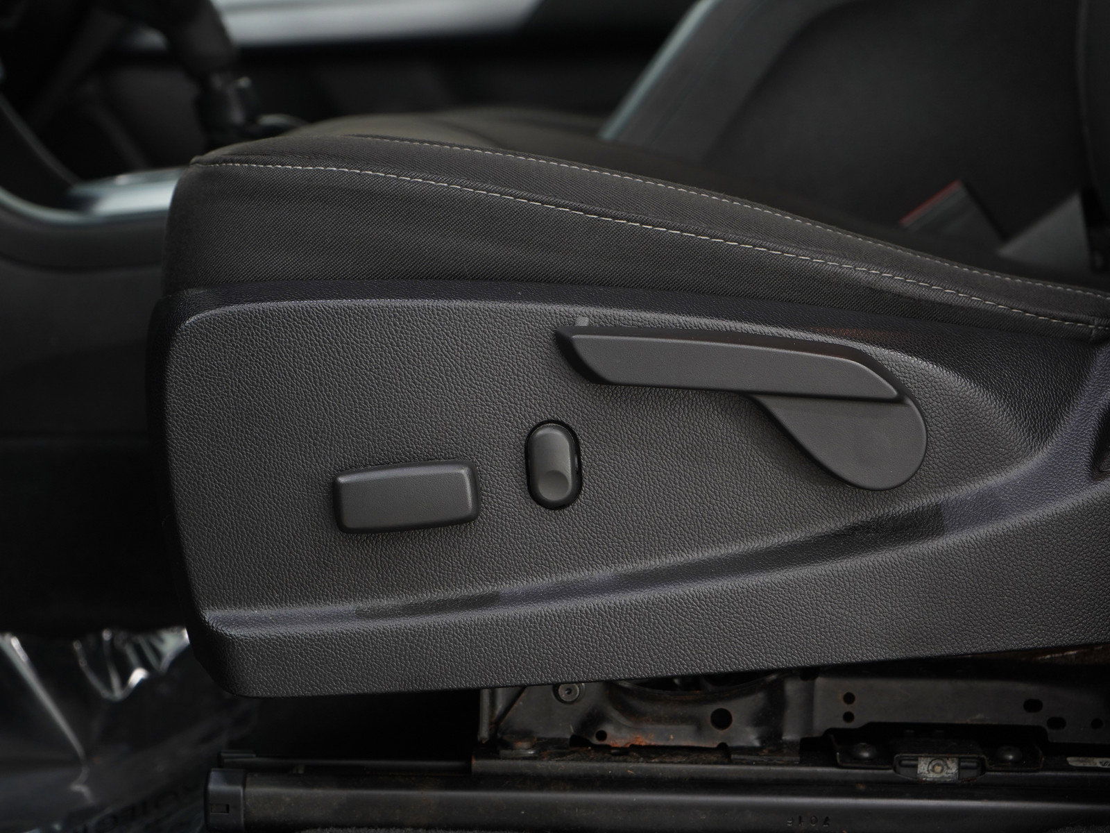 Used 2020 Chevrolet Colorado LT w/ Colorado RST Special Edition image 17