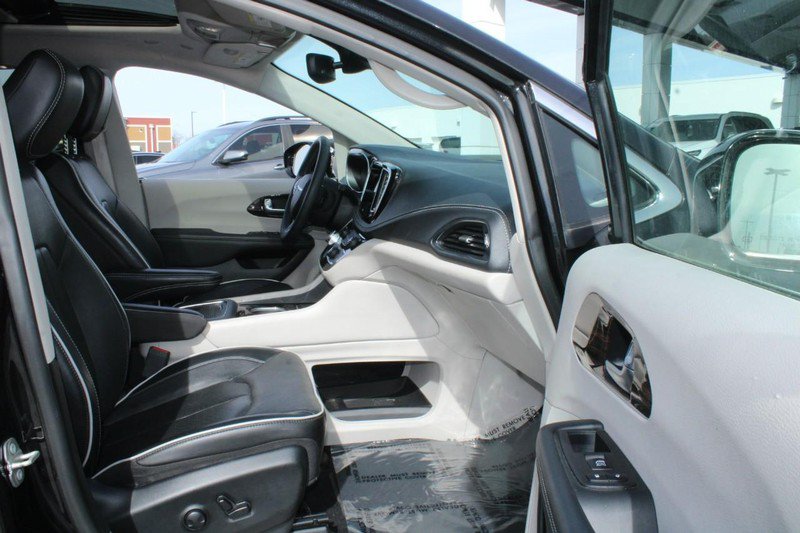 Used 2023 Chrysler Pacifica Limited FWD image 12