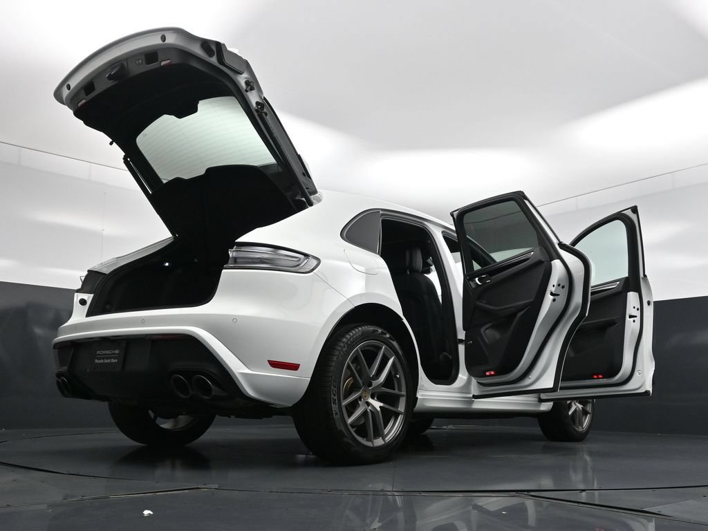 Certified 2025 Porsche Macan AWD/4WD image 34
