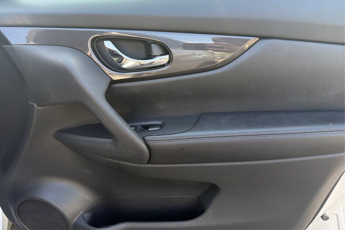 Used 2018 Nissan Rogue SV w/ Premium Package AWD/4WD image 21