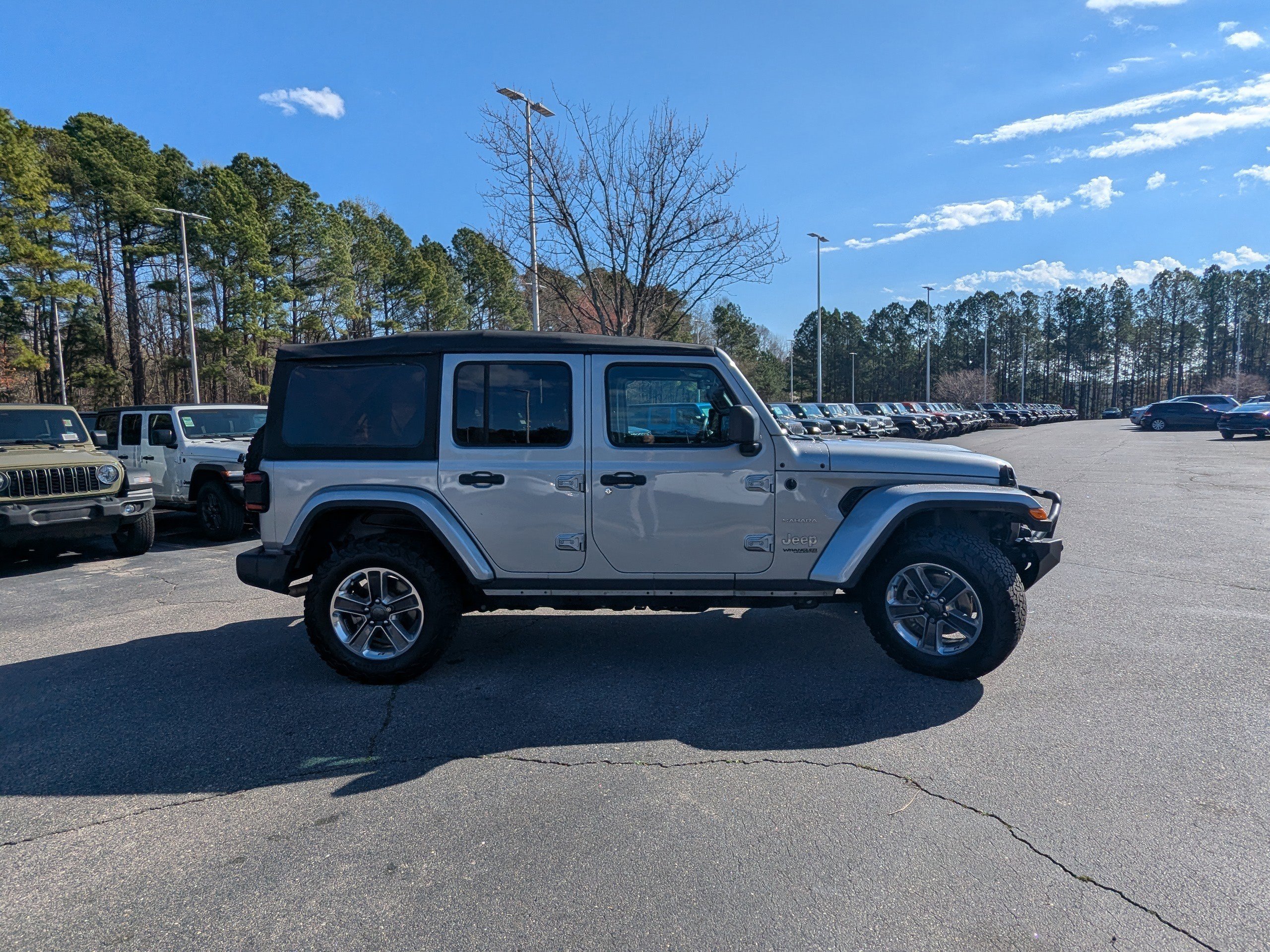 Used 2018 Jeep Wrangler Unlimited Sahara image 9