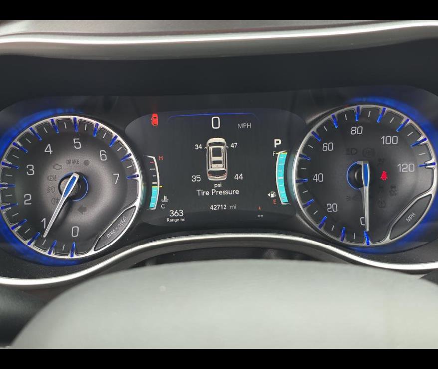 Used 2024 Chrysler Pacifica Touring-L FWD image 6