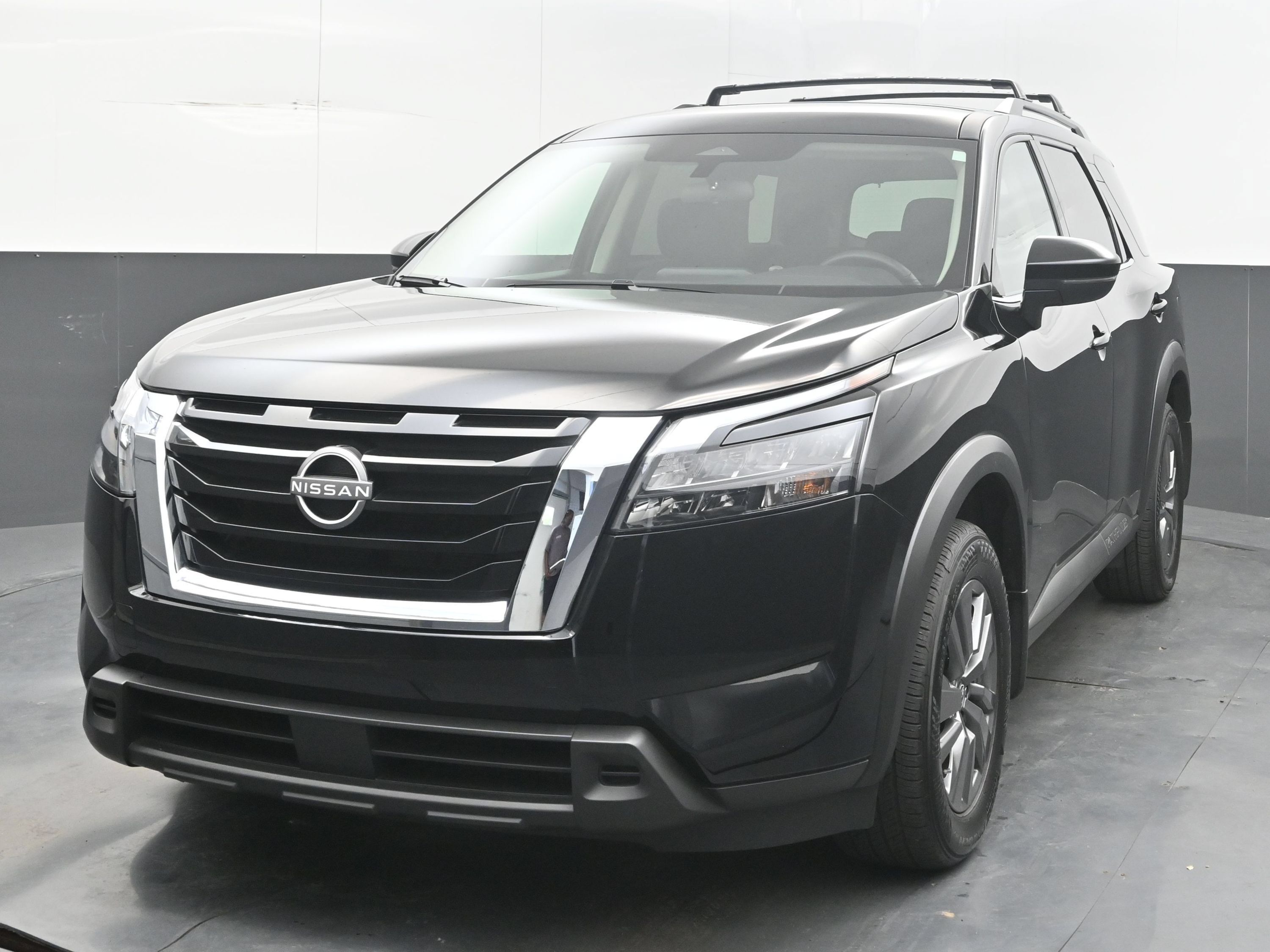 Used 2025 Nissan Pathfinder SV FWD image 3