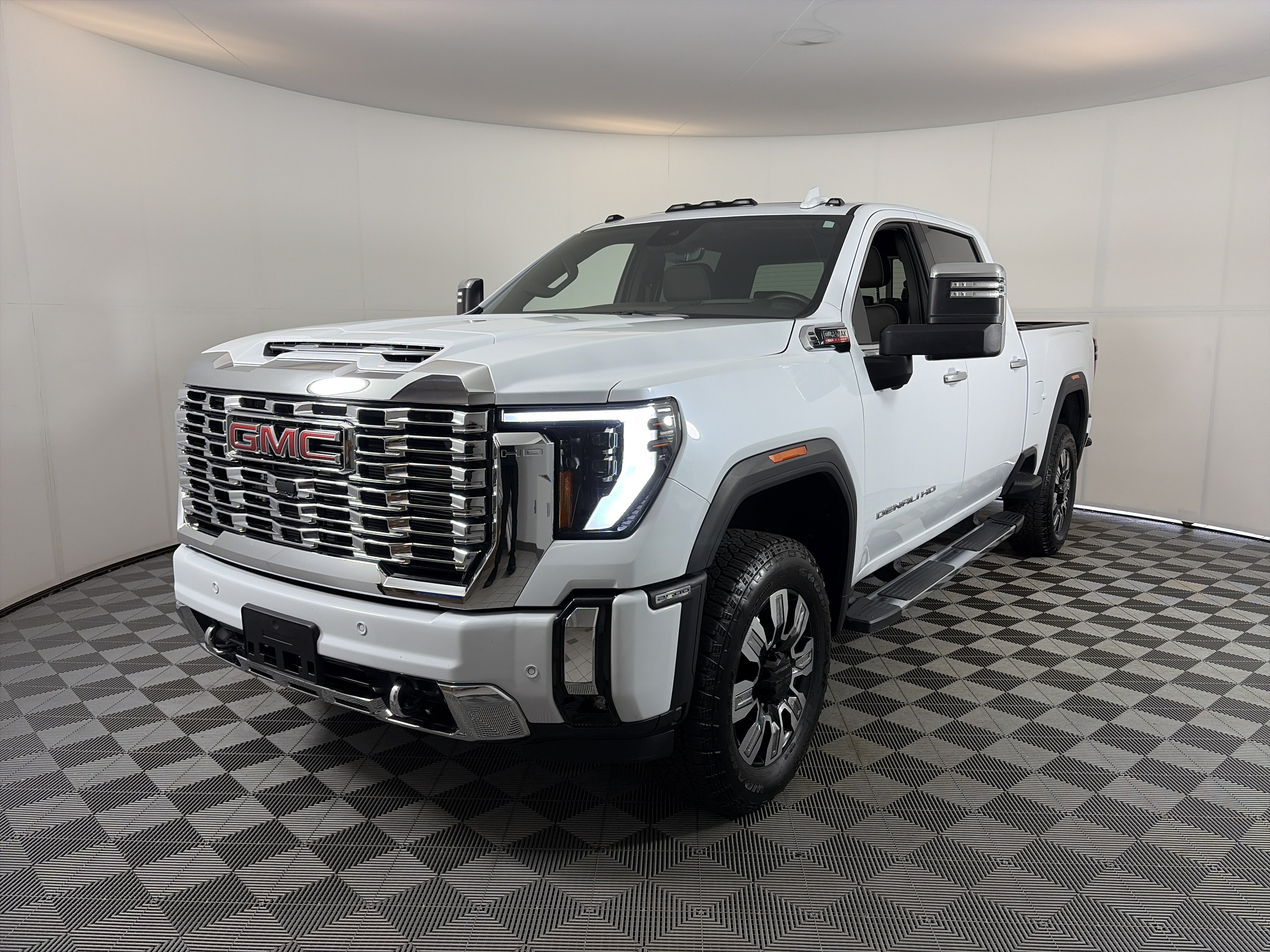 Certified 2026 GMC Sierra 2500 Denali w/ Technology Package AWD/4WD image 2
