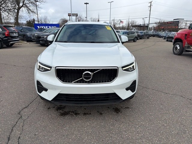 Used 2023 Volvo XC40 B5 Core w/ Convenience Package image 2