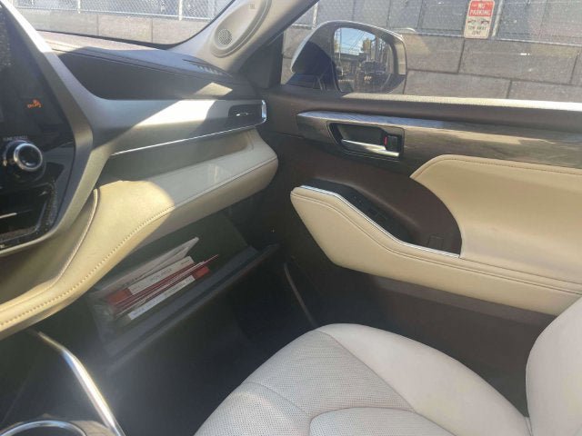 Used 2022 Toyota Highlander Limited AWD/4WD image 34