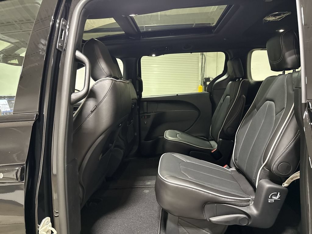 New 2027 Chrysler Pacifica Limited w/ Family Tech Group AWD/4WD image 24