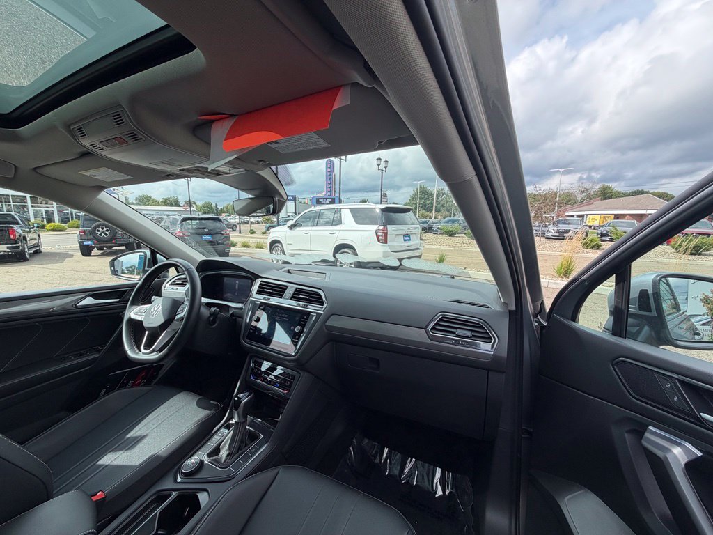 Used 2023 Volkswagen Tiguan SE w/ Panoramic Sunroof Package AWD/4WD image 9