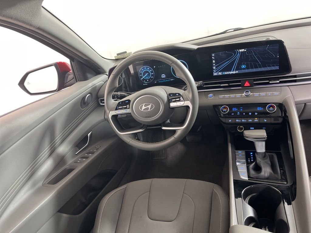 Used 2025 Hyundai Elantra SEL image 4