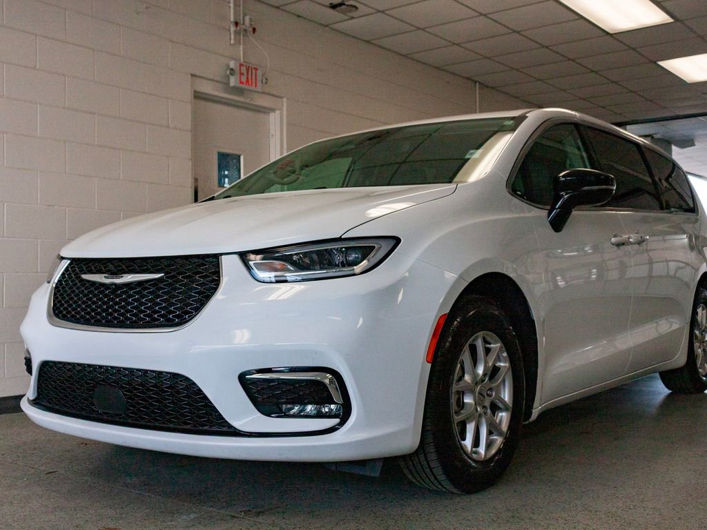 Certified 2024 Chrysler Pacifica Touring-L image 22