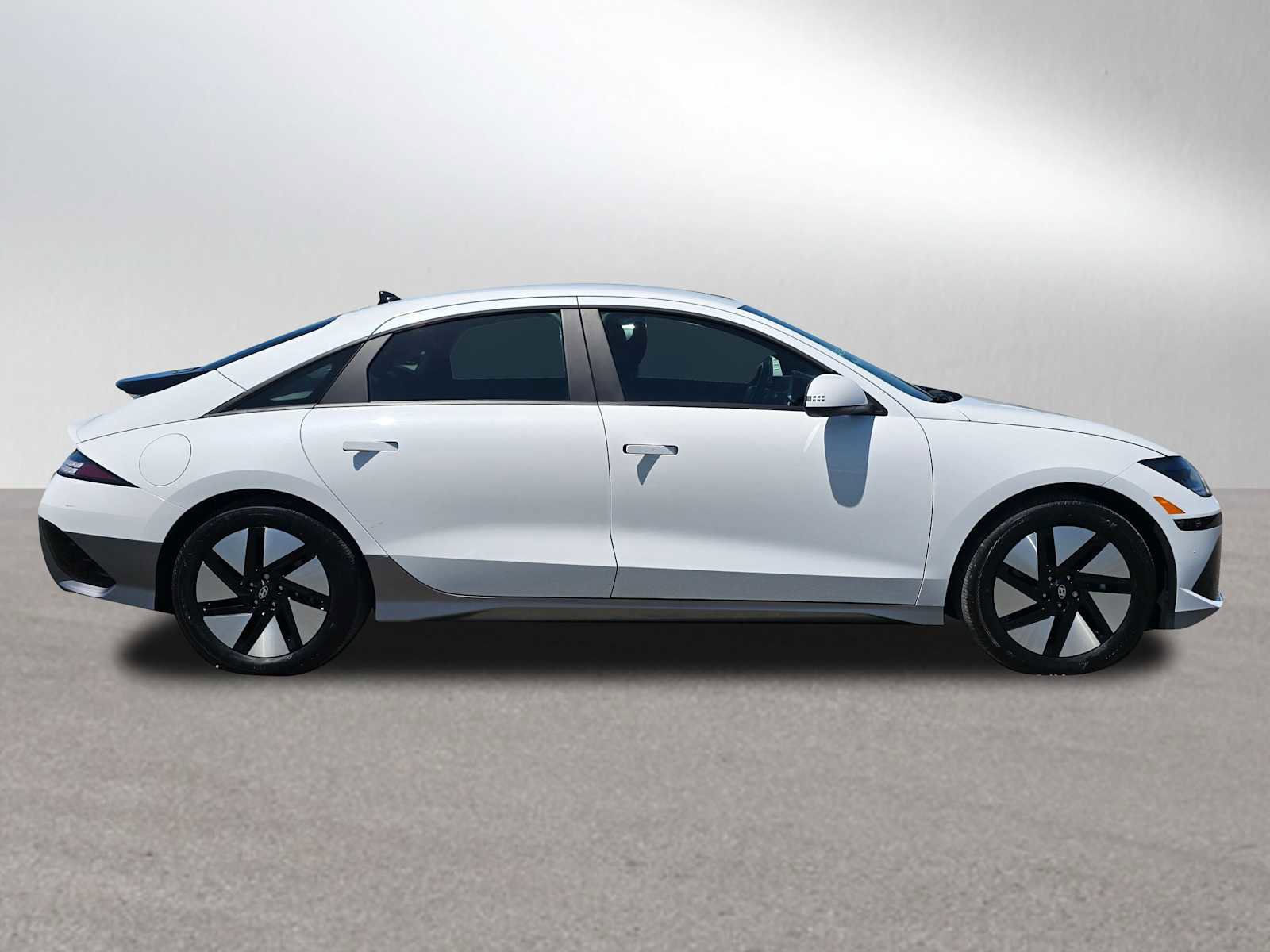 Used 2024 Hyundai Ioniq 6 SE image 2