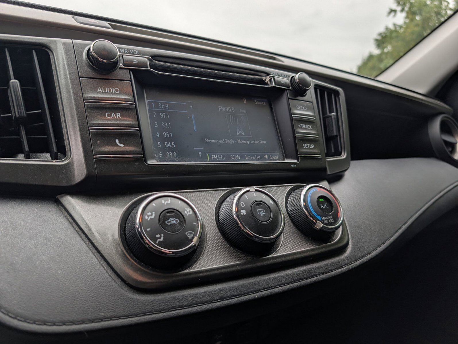 Used 2015 Toyota RAV4 LE AWD/4WD image 4
