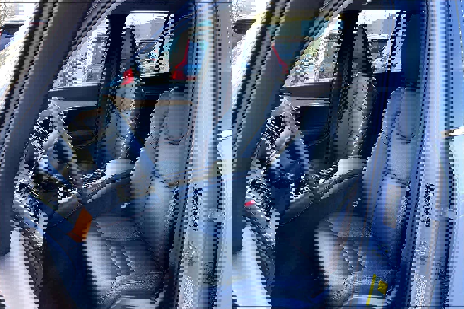 Certified 2024 Volvo XC90 B6 Plus image 9