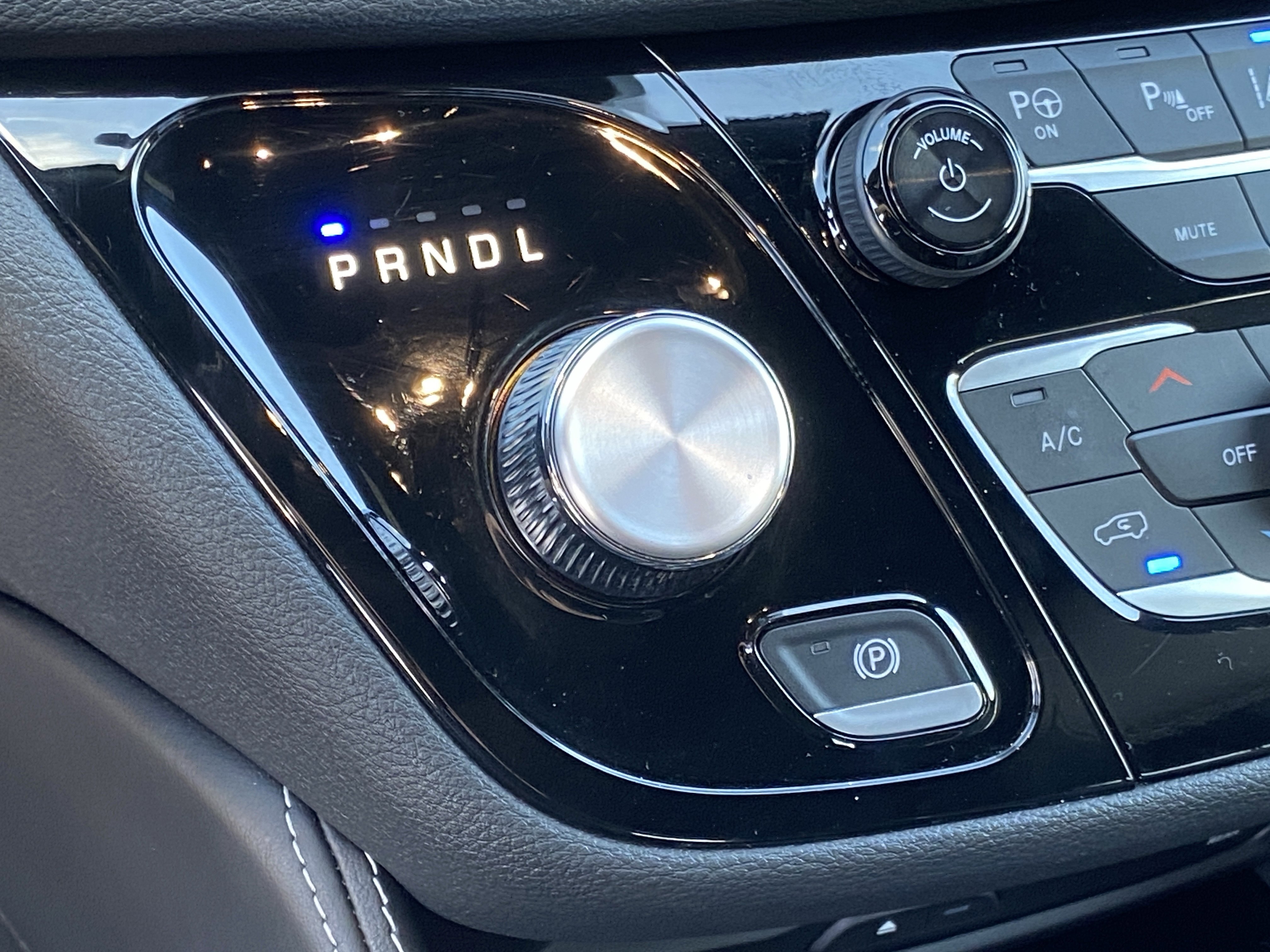 Used 2024 Chrysler Pacifica Limited w/ Uconnect Theater Family Group image 25