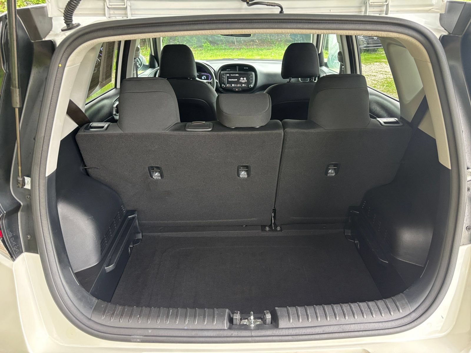 Used 2025 Kia Soul LX w/ LX Technology Package FWD image 30