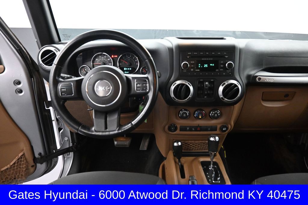 Used 2015 Jeep Wrangler Unlimited Rubicon w/ Max Tow Package AWD/4WD image 11