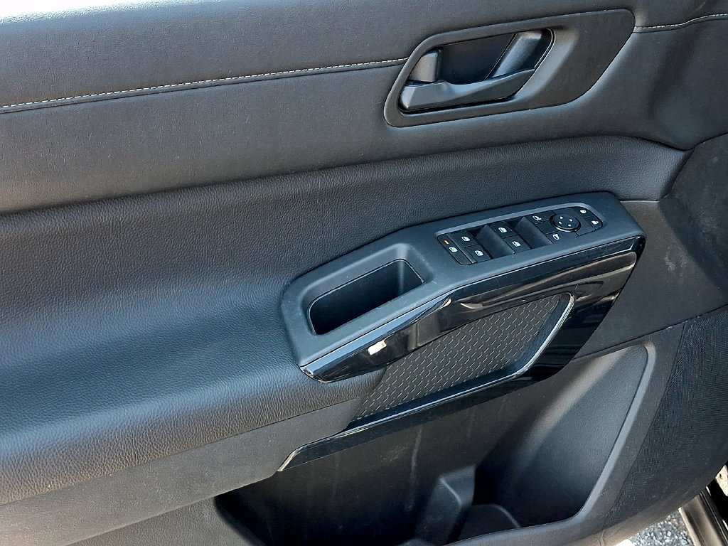 Used 2025 Nissan Pathfinder SV AWD/4WD image 12