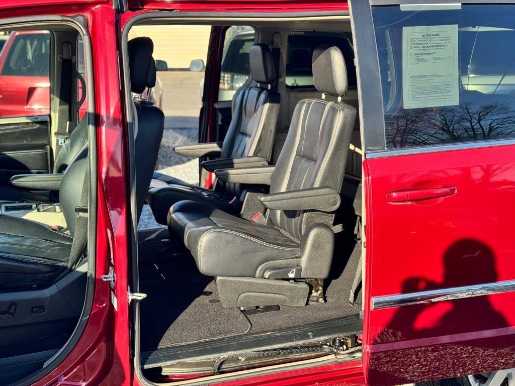 Used 2013 Chrysler Town & Country Touring FWD image 11