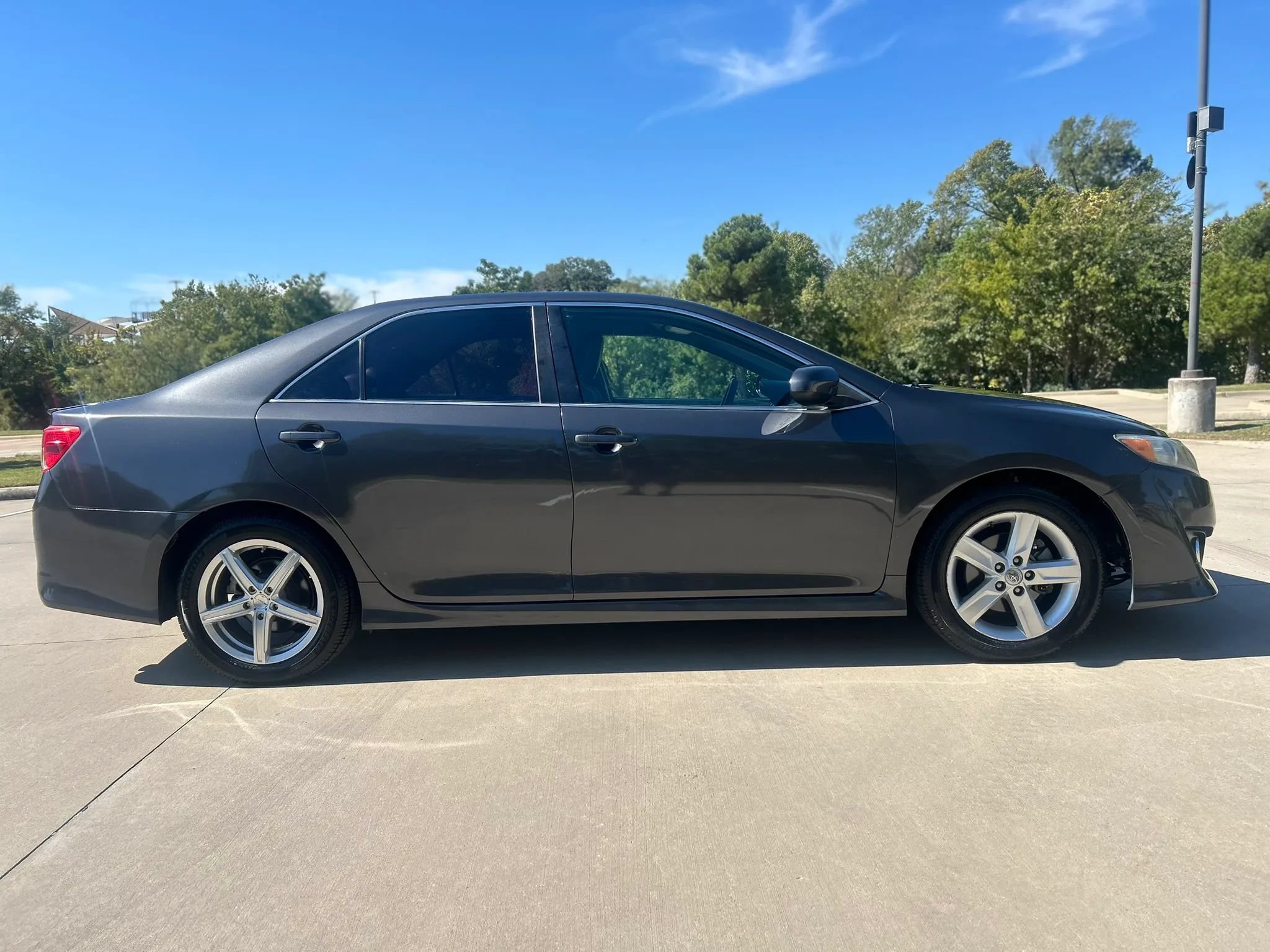 Used 2014 Toyota Camry SE FWD image 5