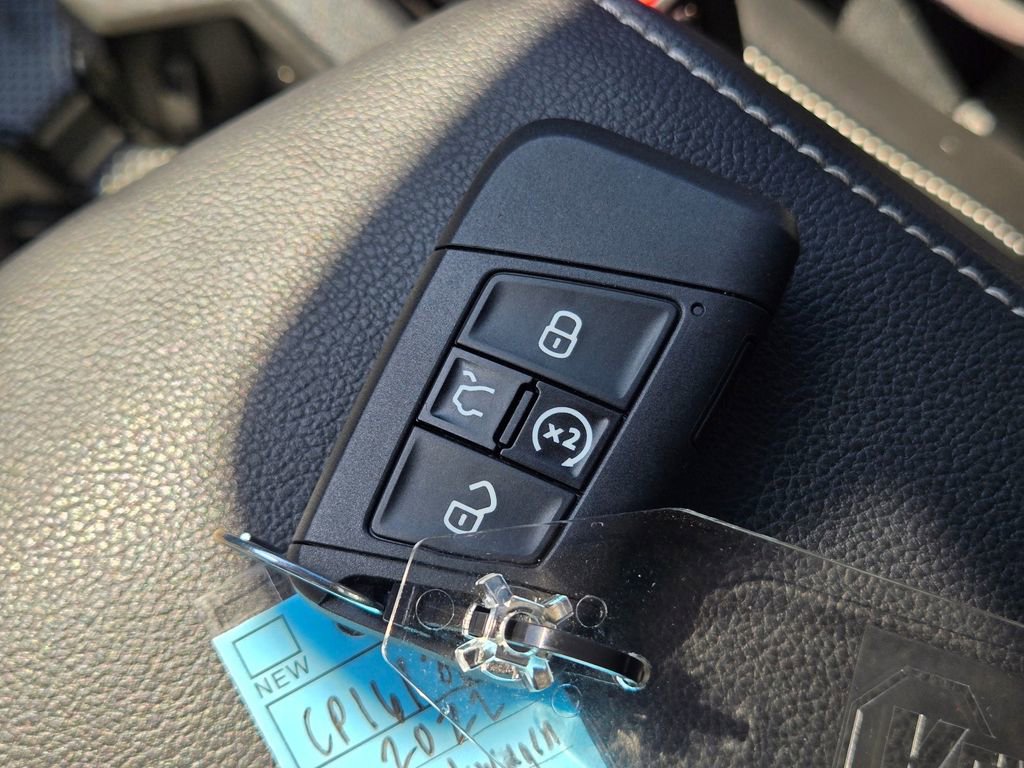 Used 2022 Volkswagen Tiguan SE R-Line image 32