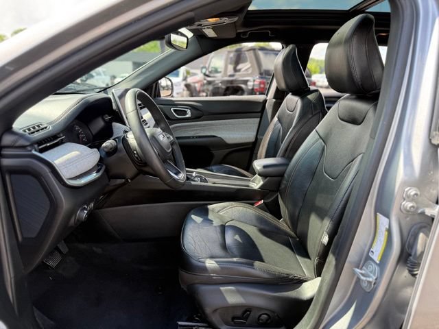 Used 2023 Jeep Compass Latitude w/ Sun and Sound Group AWD/4WD image 13