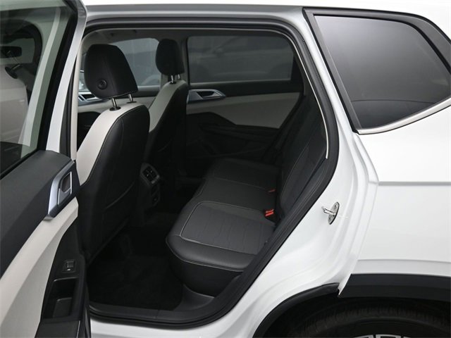 Certified 2025 Volkswagen Taos SE w/ Panoramic Sunroof Package image 28