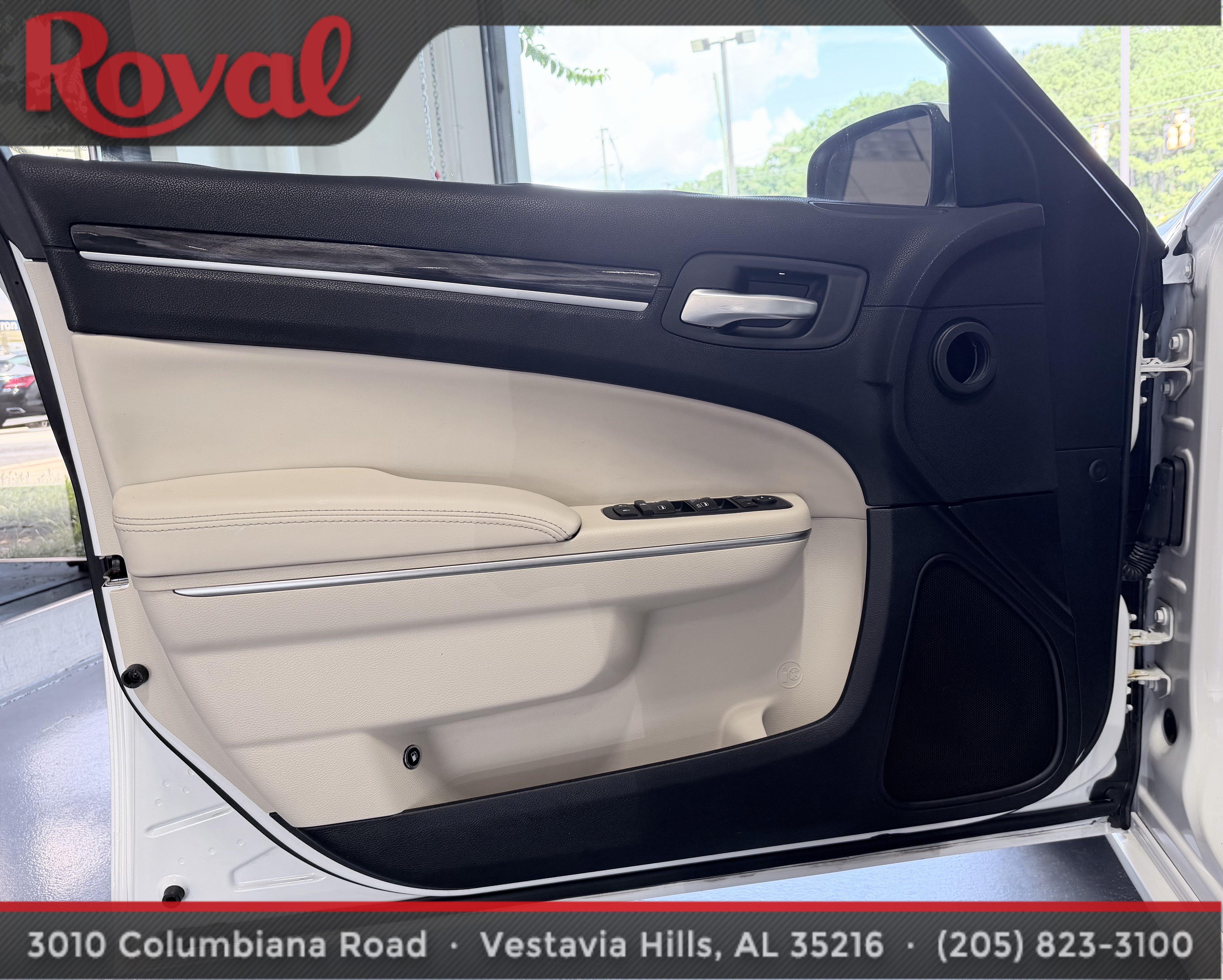 Used 2017 Chrysler 300 Limited w/ Driver Convenience Group RWD image 9