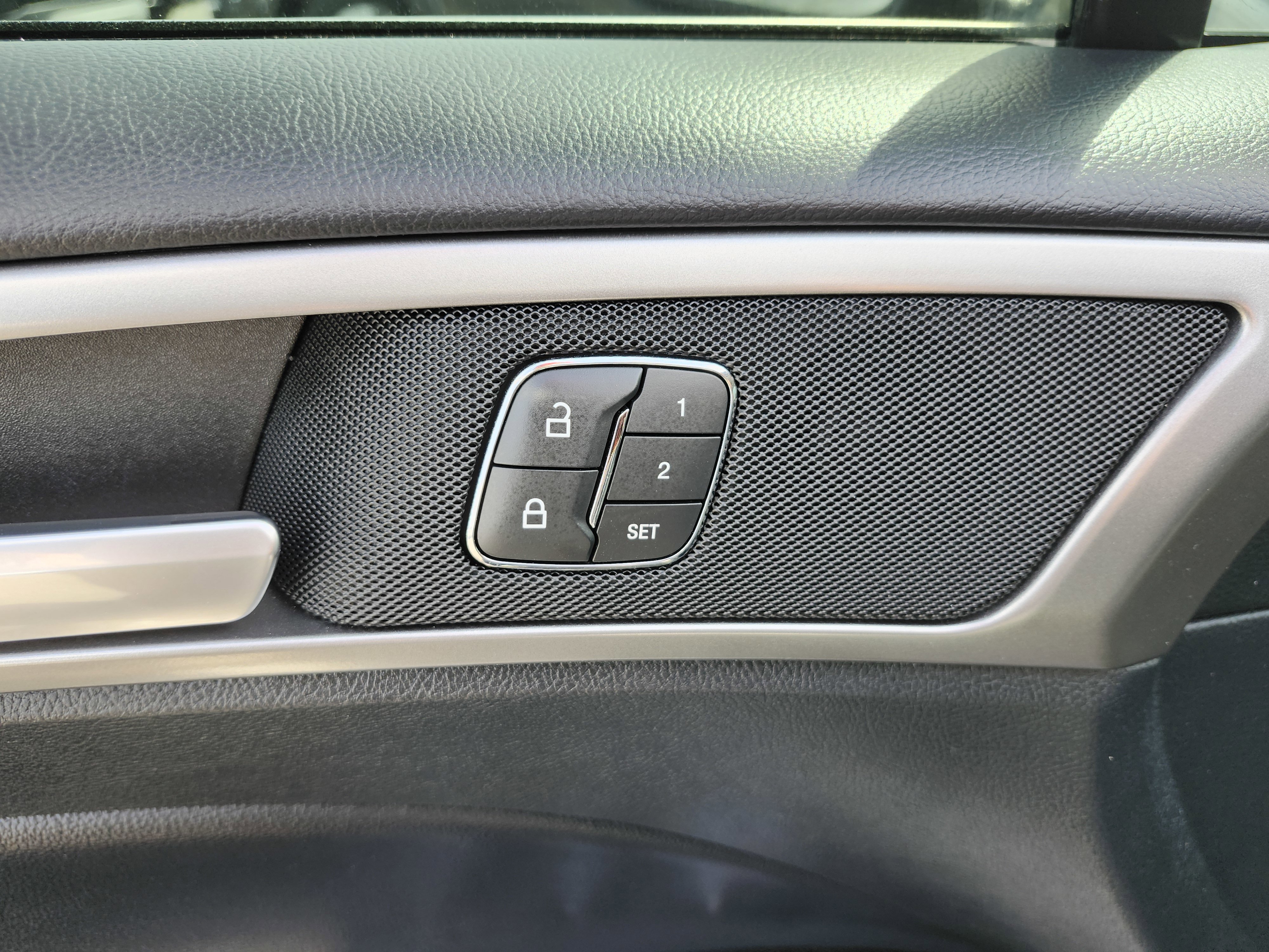 Used 2018 Ford Fusion SE w/ Fusion SE Technology Package image 29