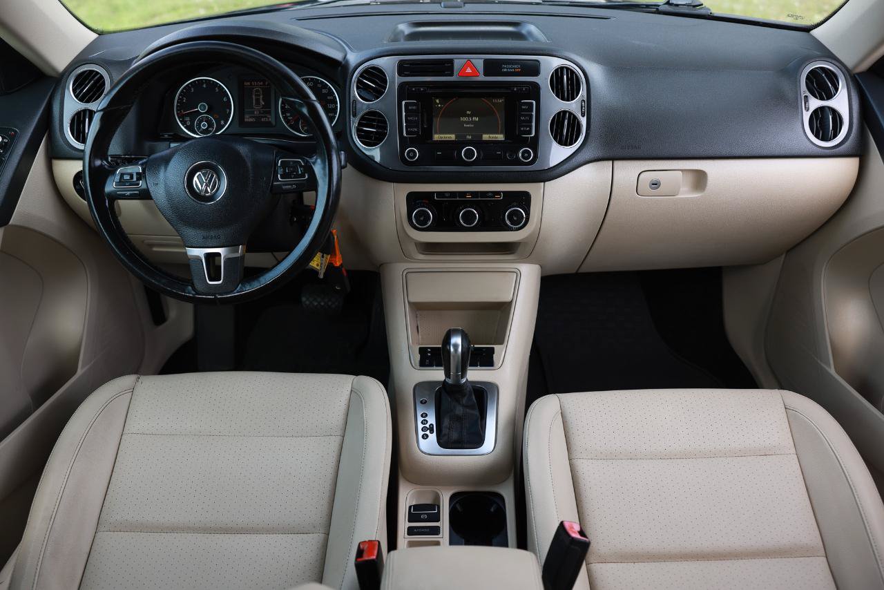 Used 2011 Volkswagen Tiguan SE FWD image 2
