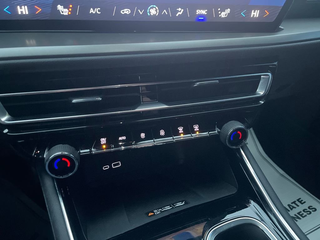 Used 2025 Chevrolet Traverse LT image 14