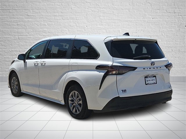 Used 2024 Toyota Sienna LE image 3