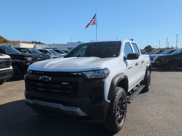 Used 2023 Chevrolet Colorado Trail Boss w/ Technology Package AWD/4WD image 2