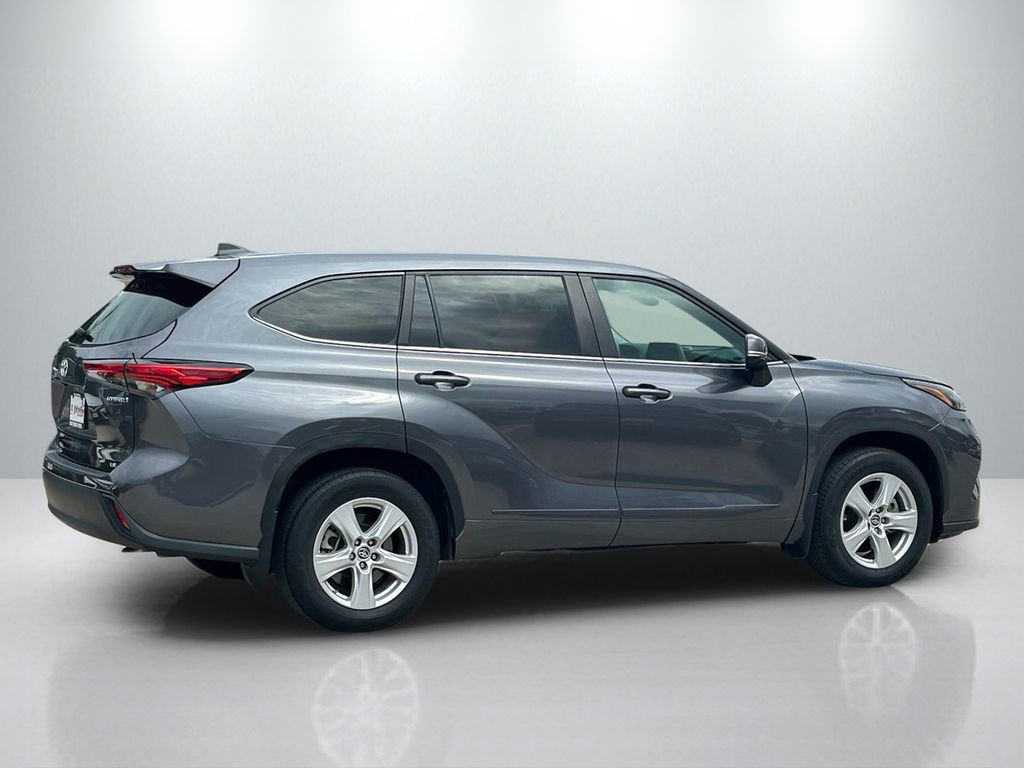 Used 2023 Toyota Highlander LE FWD image 4