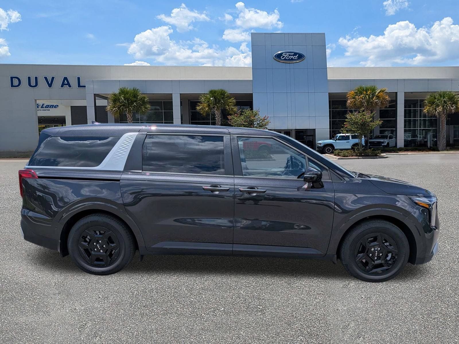 Used 2026 Kia Carnival FWD image 2