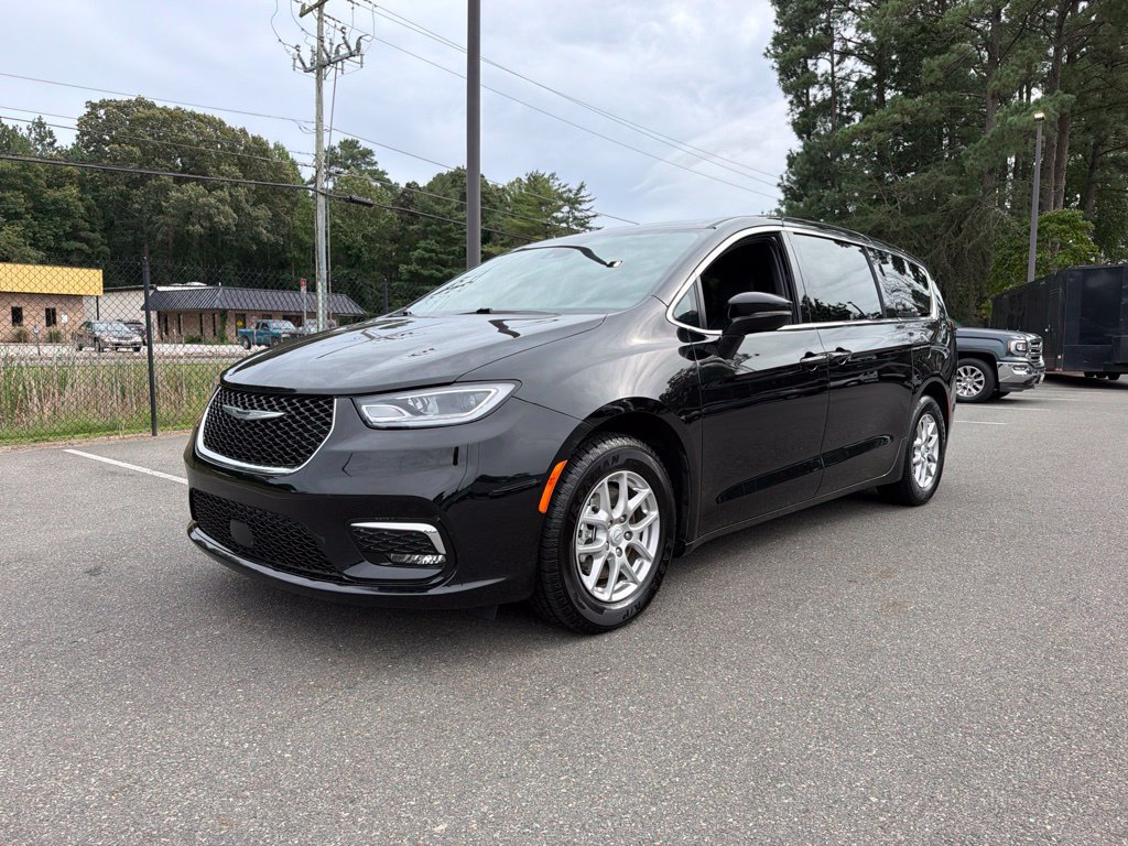 Used 2025 Chrysler Pacifica Select FWD image 2