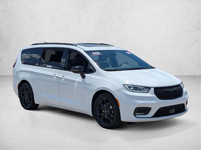 Used 2025 Chrysler Pacifica Limited FWD image 3