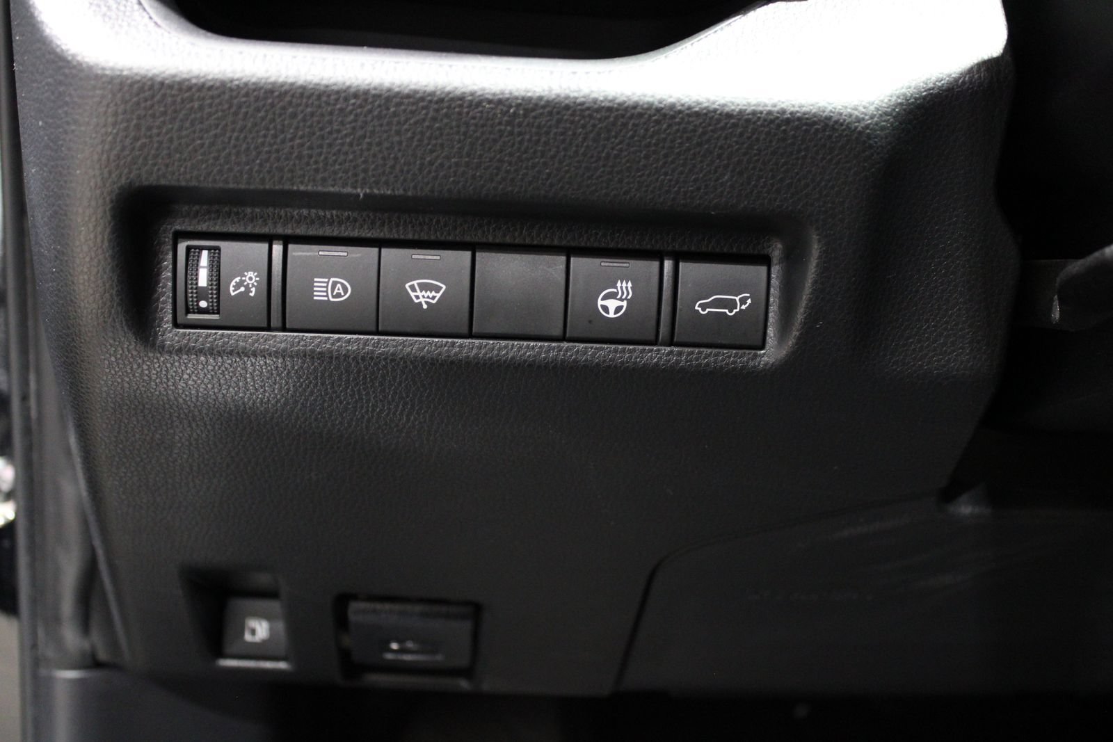 Used 2022 Toyota RAV4 SE w/ Weather & Moonroof Package AWD/4WD image 25