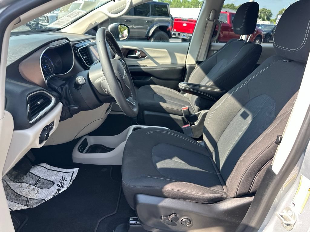 Used 2023 Chrysler Voyager LX FWD image 18