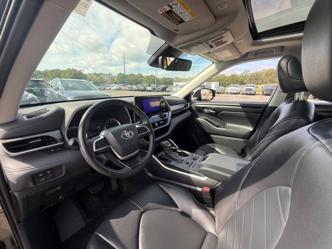 Used 2024 Toyota Highlander XLE AWD/4WD image 26