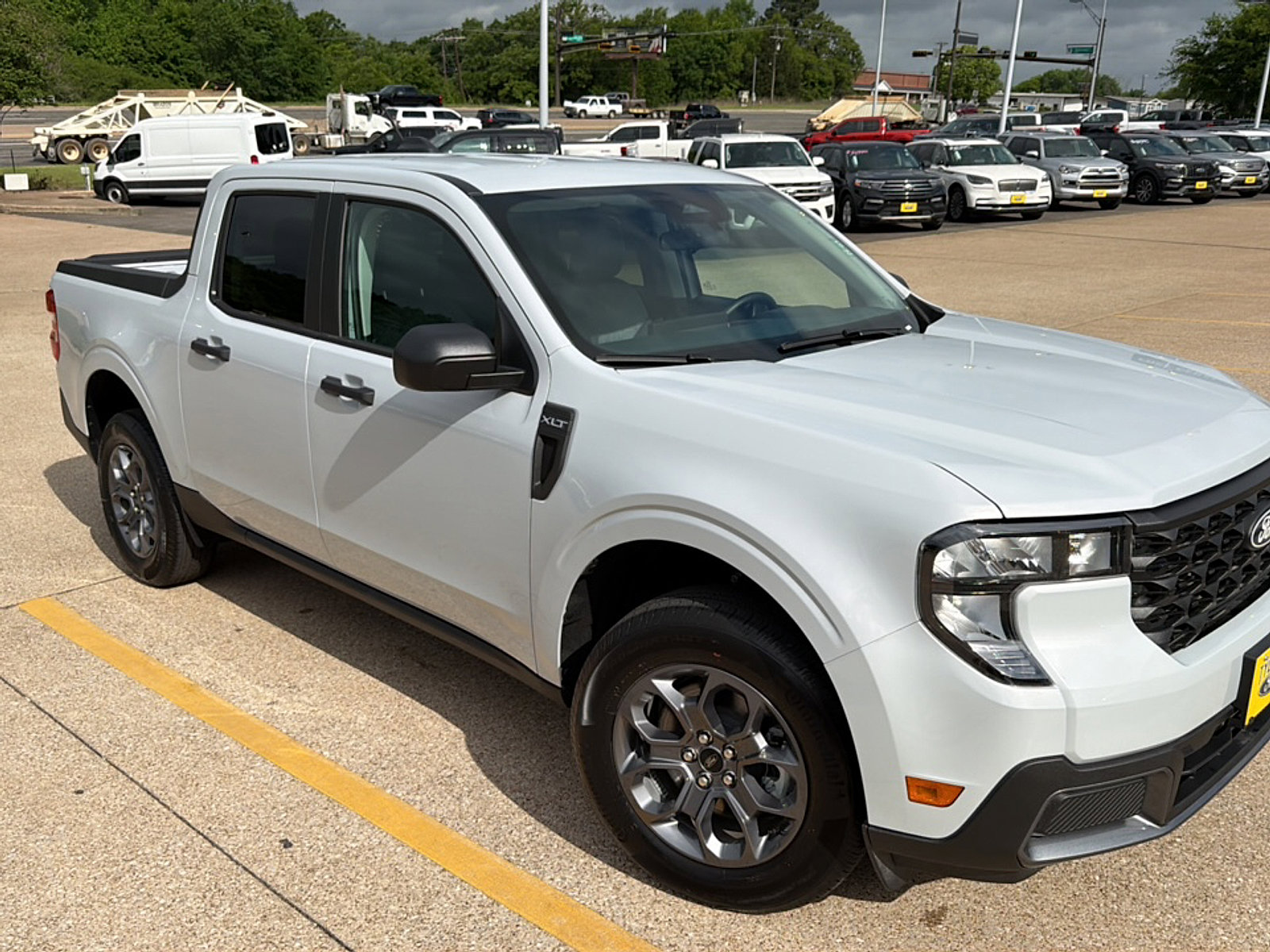 Used 2025 Ford Maverick XLT w/ Equipment Group 302A image 2
