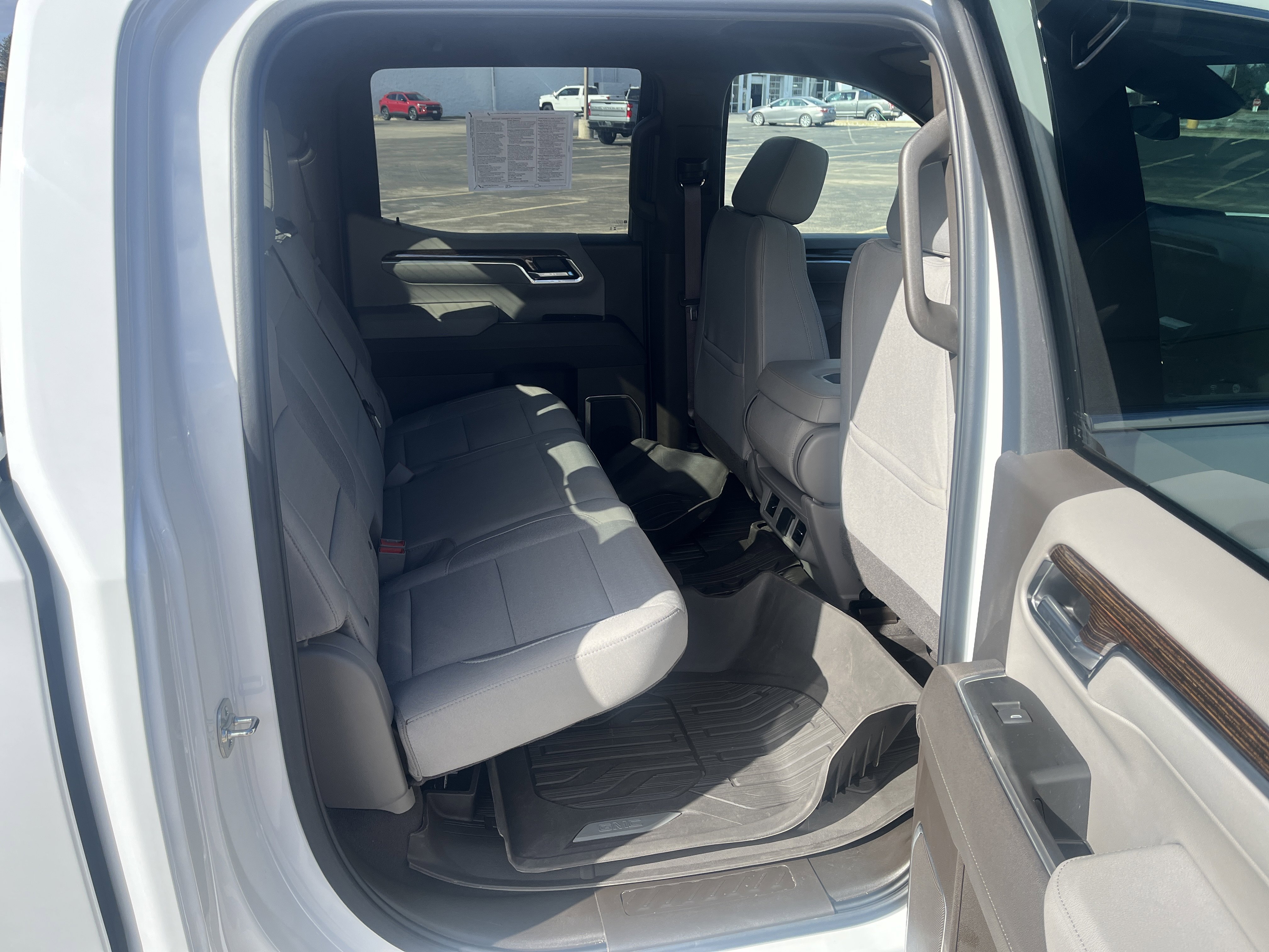 Used 2025 GMC Sierra 1500 SLE w/ Preferred Package image 14
