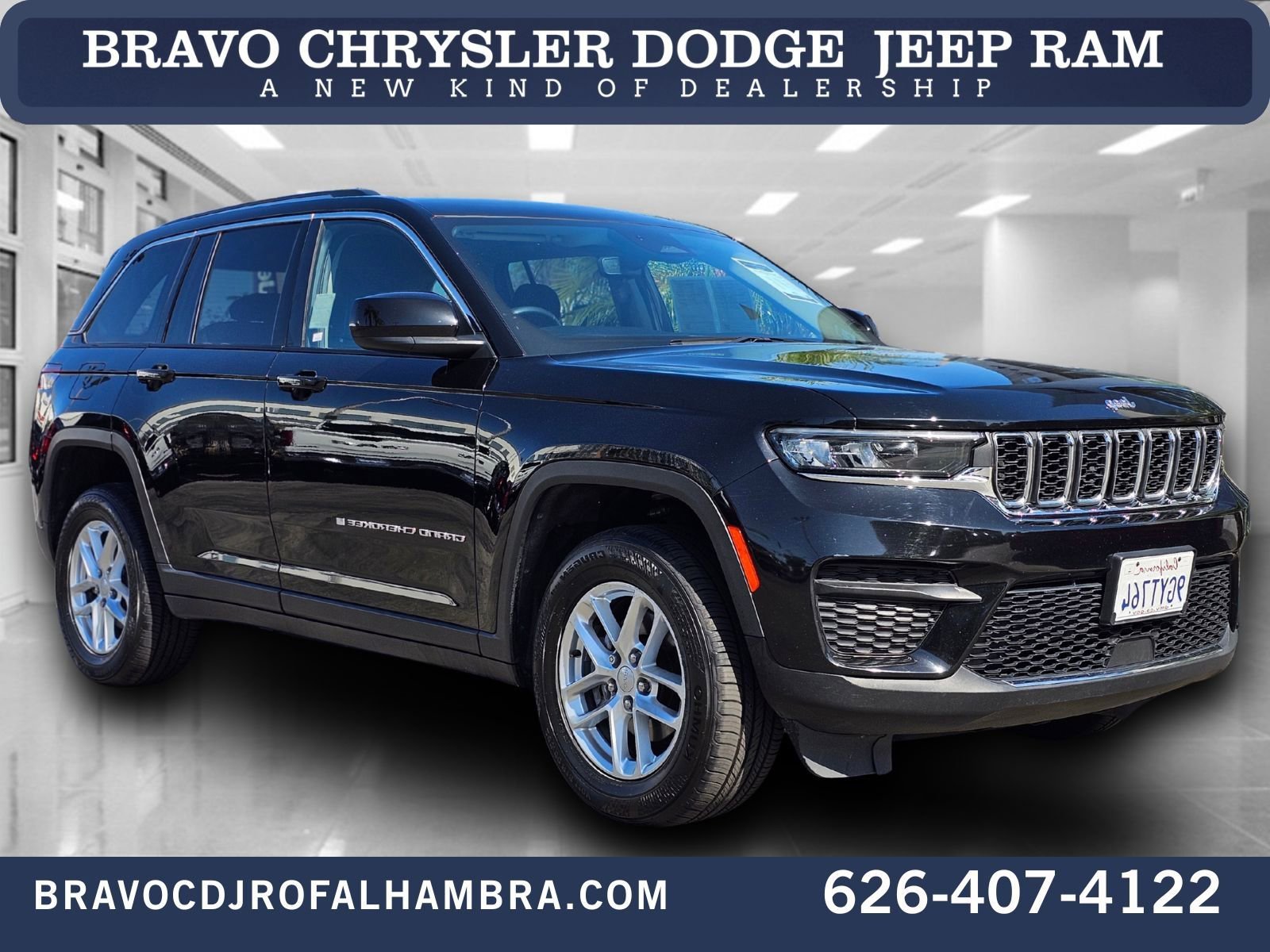 Used 2023 Jeep Grand Cherokee Laredo image 1