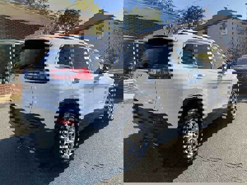 Used 2018 Jeep Cherokee Latitude w/ Cold Weather Group image 5