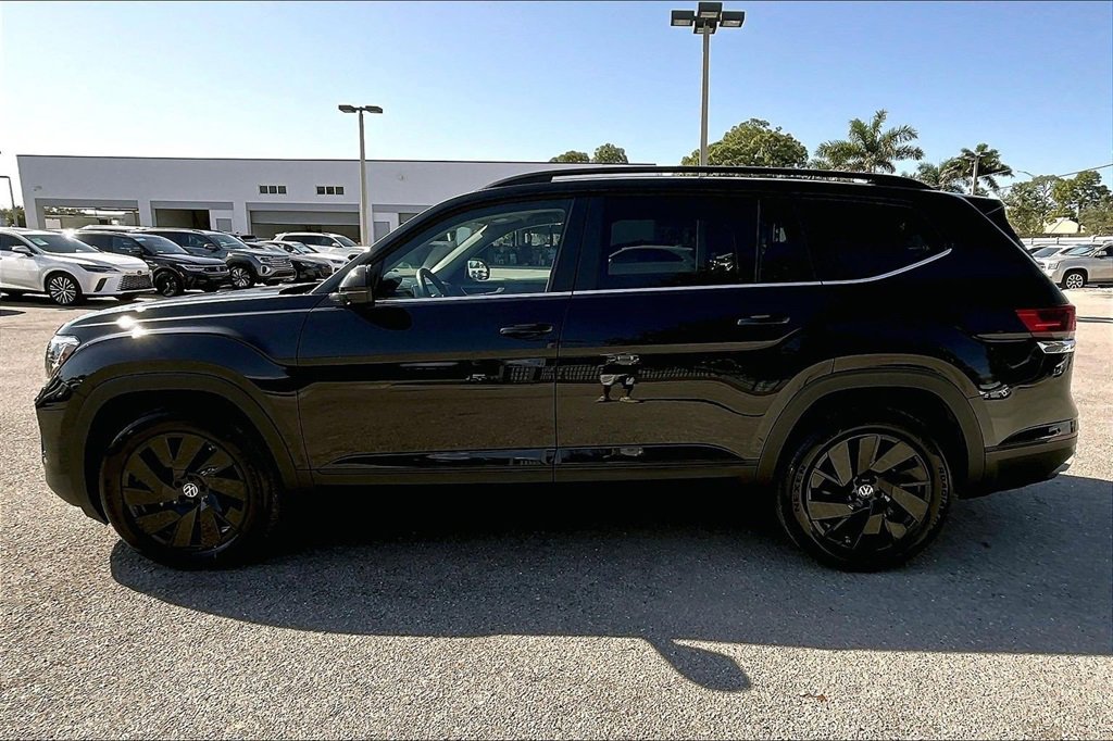 Certified 2025 Volkswagen Atlas SE w/ Black Wheel Package image 8