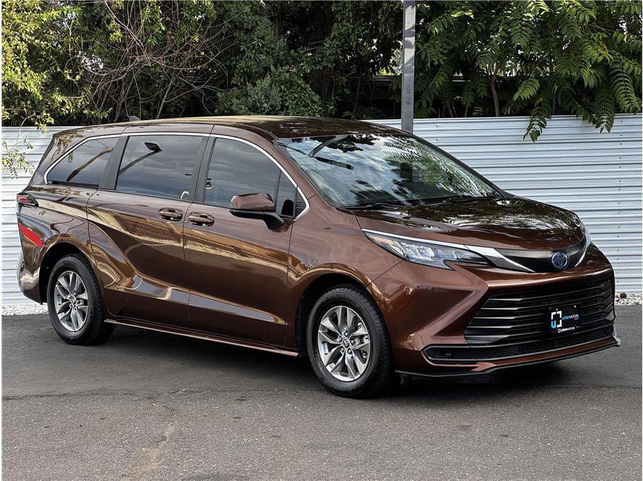 Used 2024 Toyota Sienna LE AWD/4WD image 6