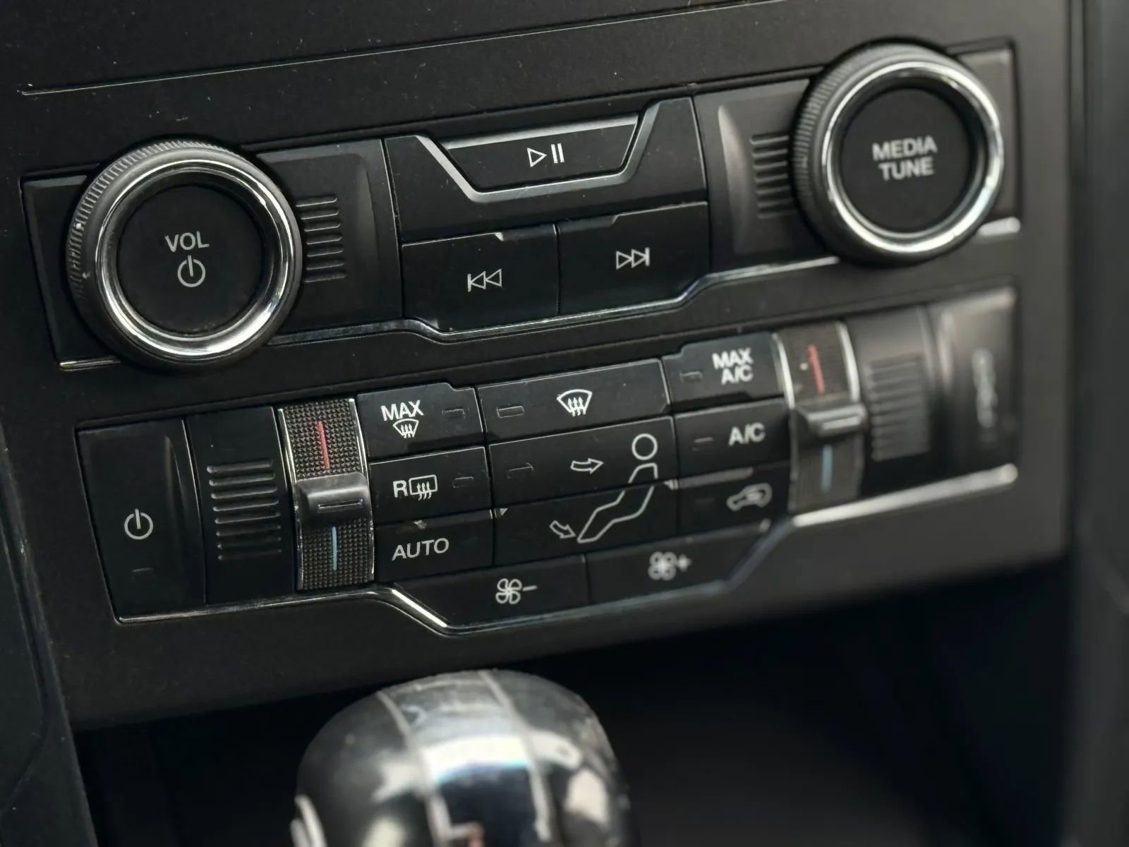 Used 2019 Ford Explorer XLT w/ Equipment Group 201A FWD image 34