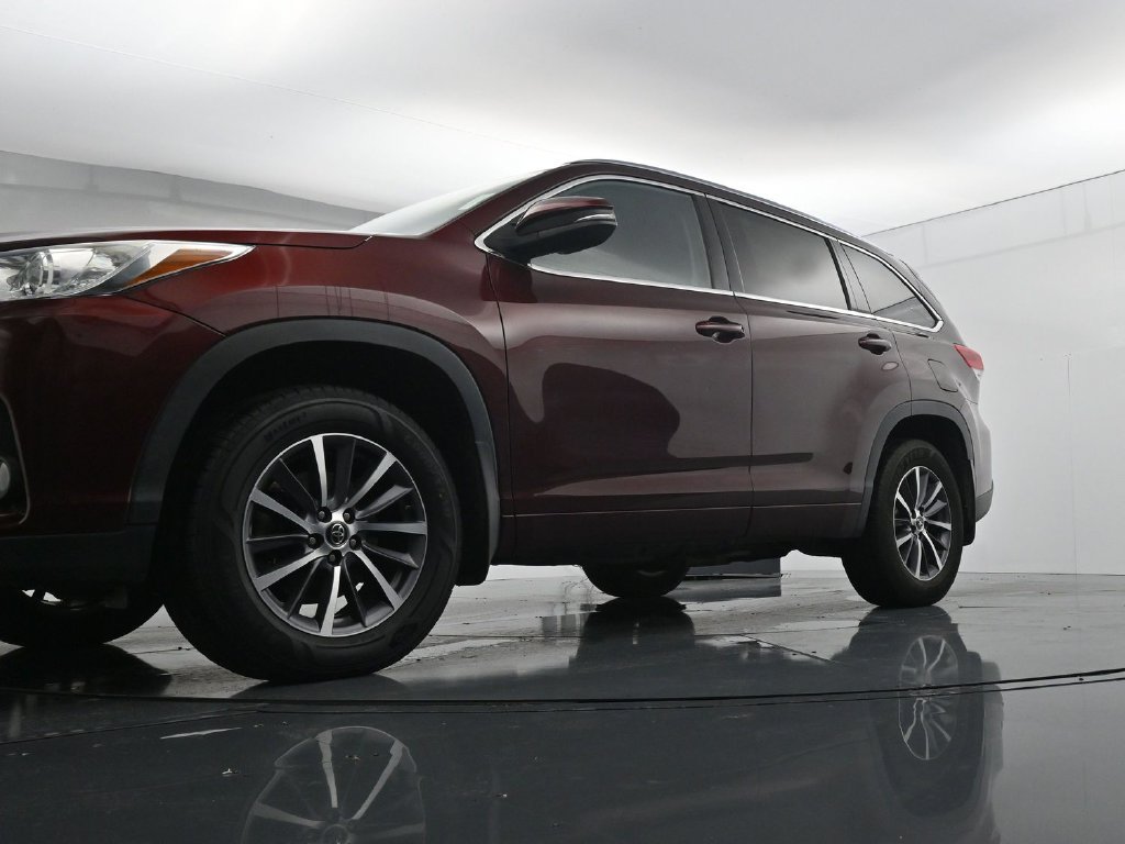 Used 2018 Toyota Highlander XLE AWD/4WD image 34